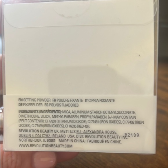 Revolution Yellow Setting Powder Water-Resistant Matte Finish Light Yellow - Picture 6 of 6